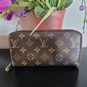 Louis Vuitton Monogram Zip Wallet 💥